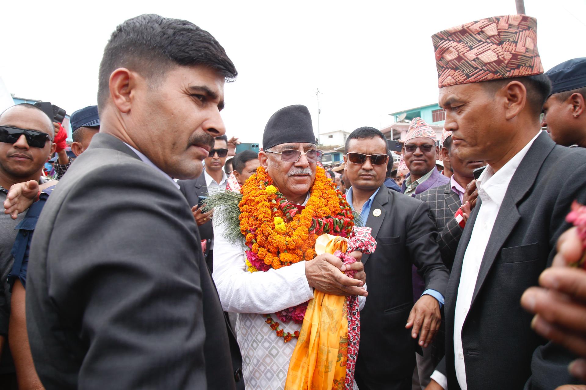 डोटी पुगेर ‘प्रचण्डको आत्मालोचना : गरिब मजदुर किसानकै मतमा माओवादी सत्तामा पुगेको हो